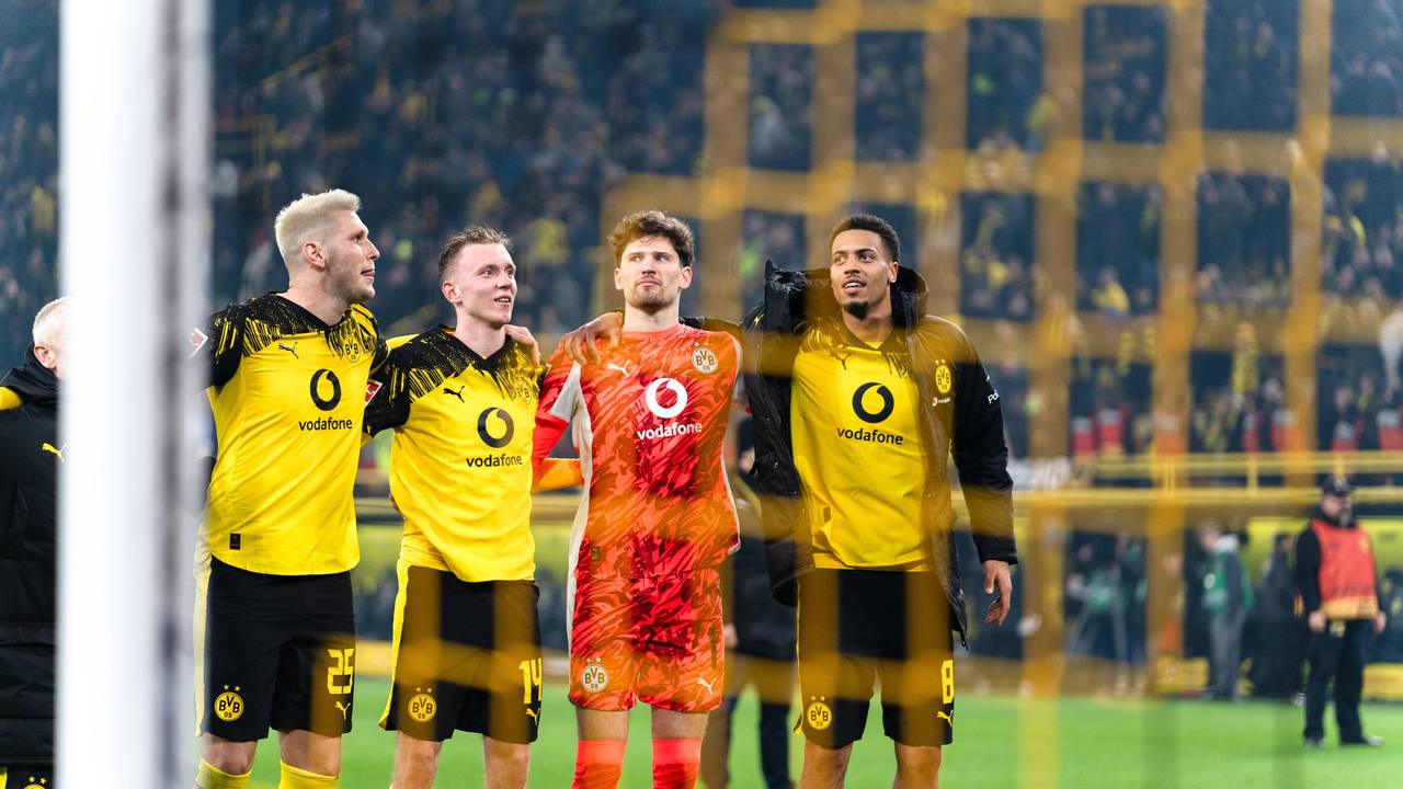 Niklas Süle (l.) feiert Arm in Arm mit seinen Teamkollegen auf dem Platz.