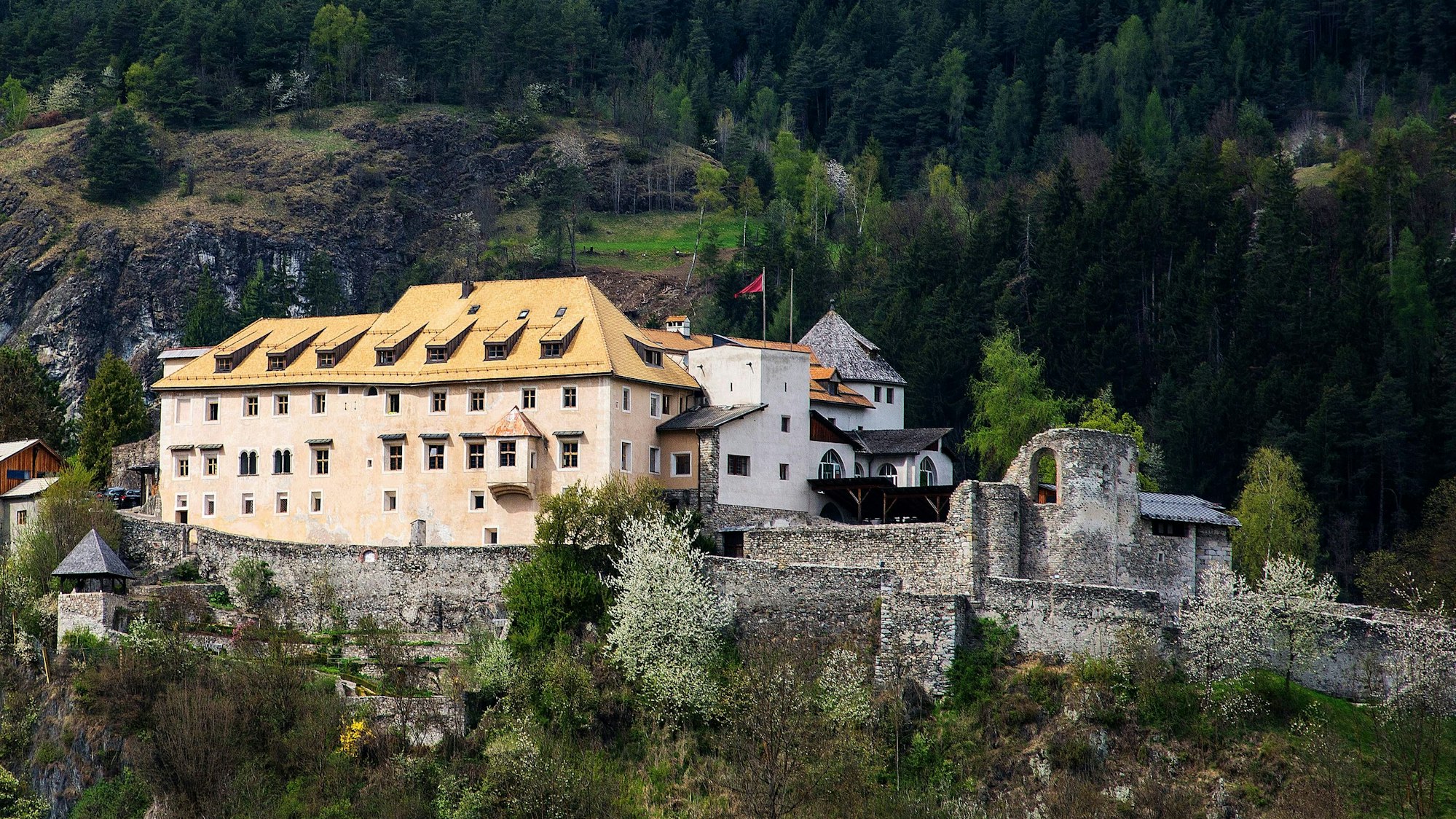 Schloss Sonnenburg, Burg und Kloster in Südtirol