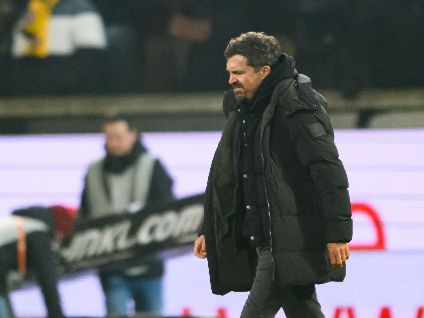 Trainer Thomas Stamm (Dynamo Dresden) geht nach der Niederlage über das Feld.