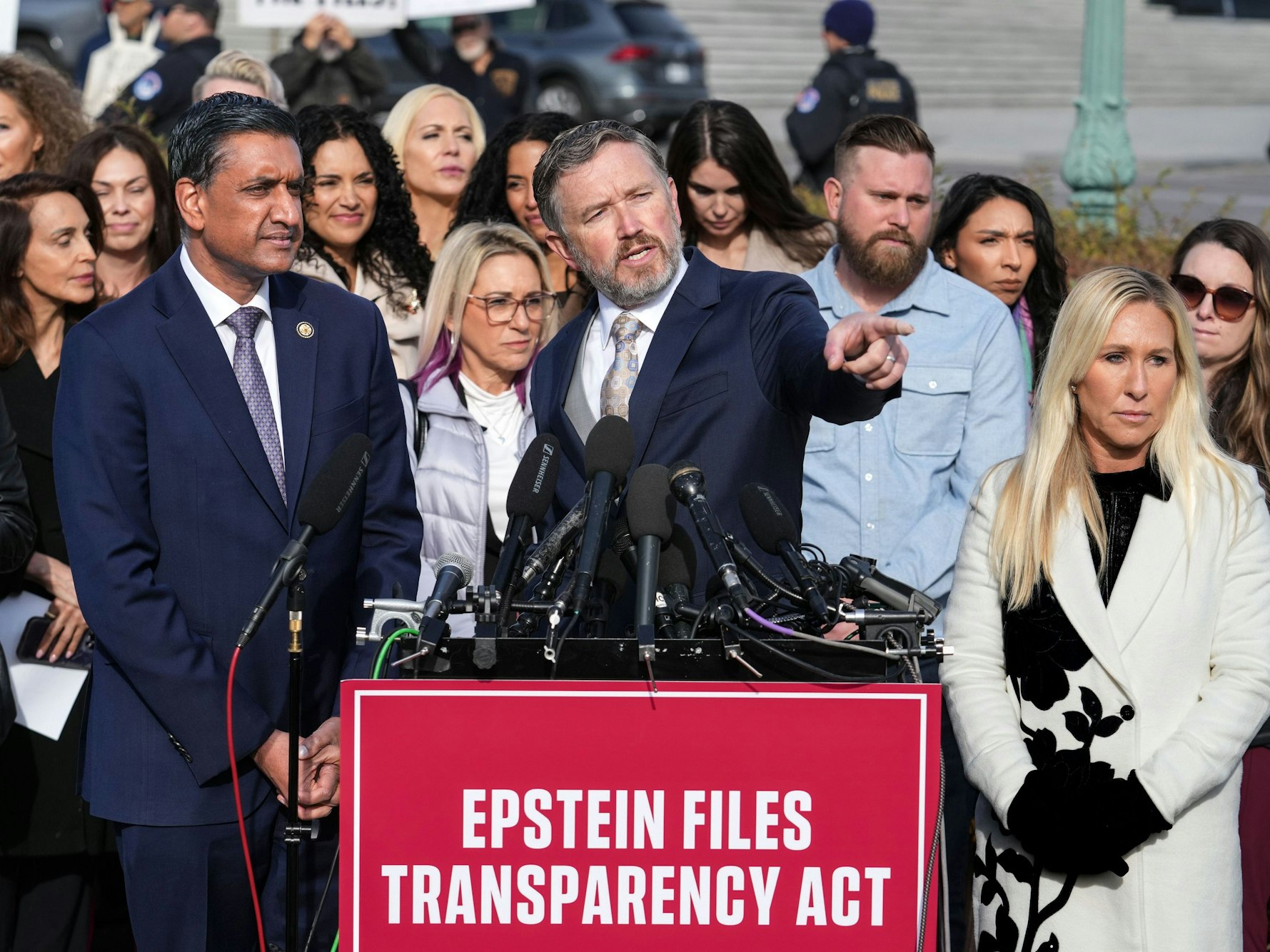Die US-Abgeordnete Ro Khanna (l-r), Thomas Massie und Marjorie Taylor-Greene sprechen auf einer Pressekonferenz.