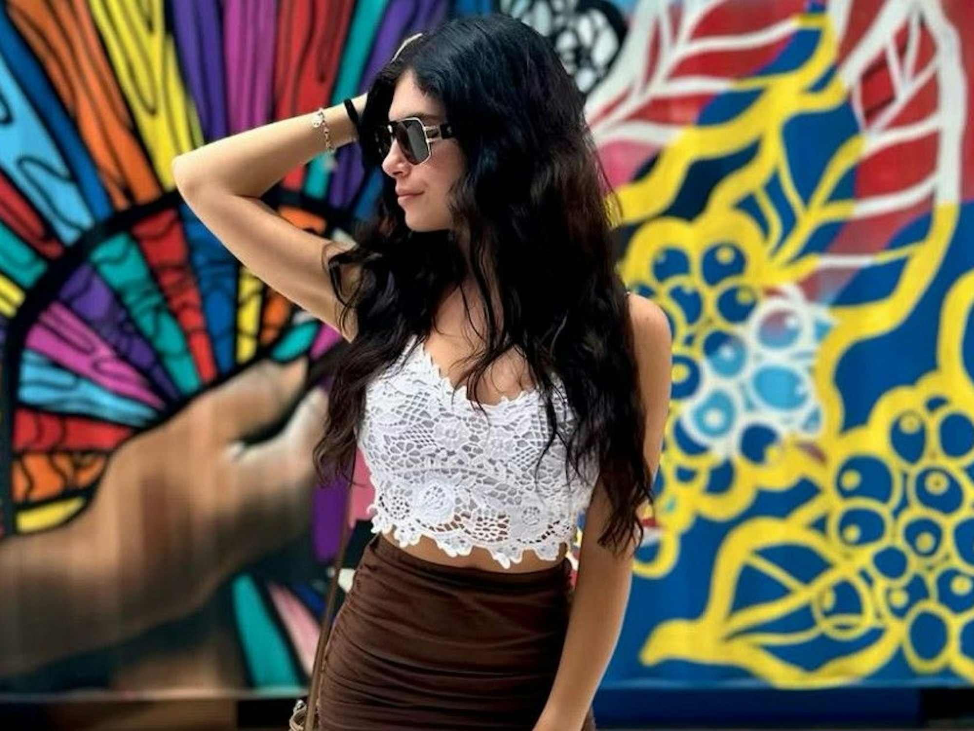 Priscilla DiLaura steht vor einem bunten Straßengemälde