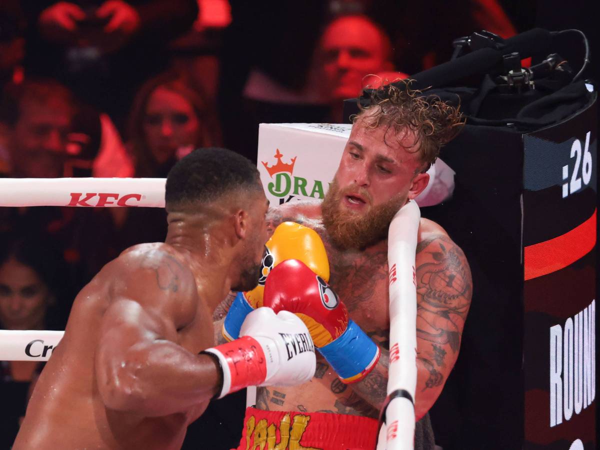 Anthony Joshua schlägt nach Jake Paul im Boxkampf gegen den Influencer.