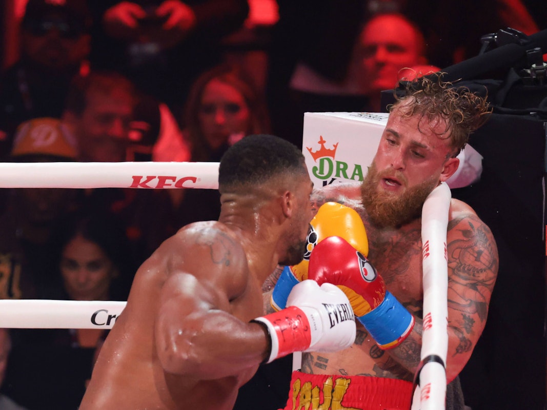Anthony Joshua schlägt nach Jake Paul im Boxkampf gegen den Influencer.