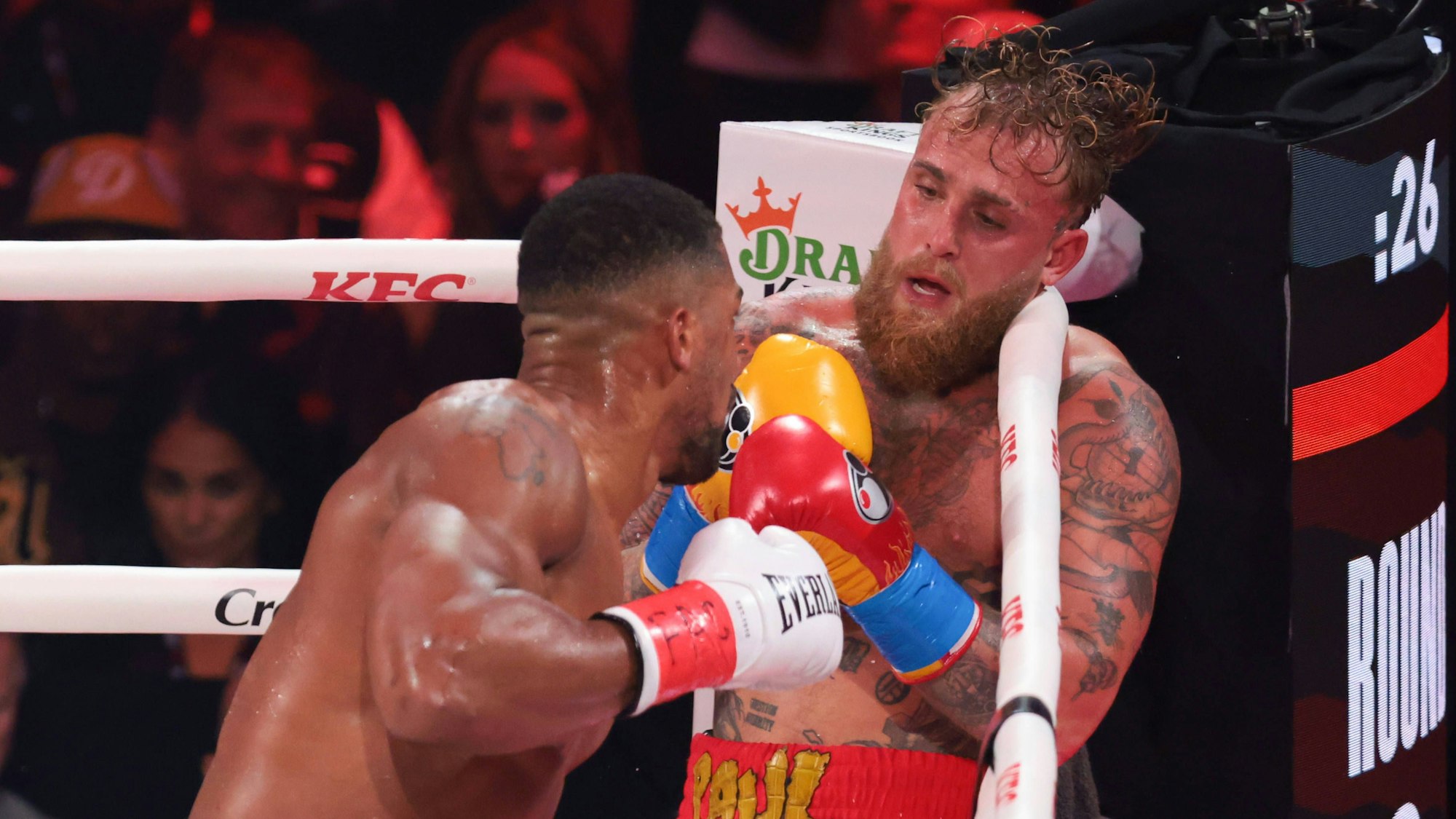 Anthony Joshua schlägt nach Jake Paul im Boxkampf gegen den Influencer.