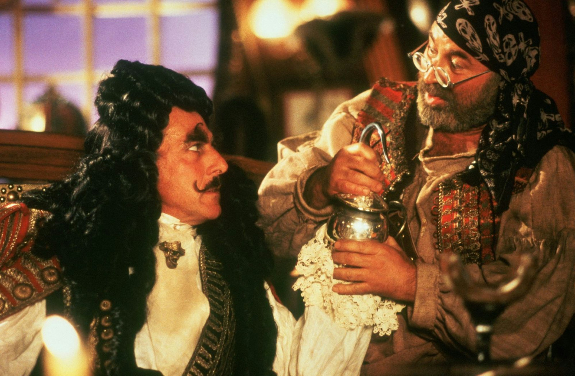 Hook (Dustin Hoffman, links) will sich an Peter rächen und entführt dessen Kinder. (Bild: ZDF/TriStar Pictures)