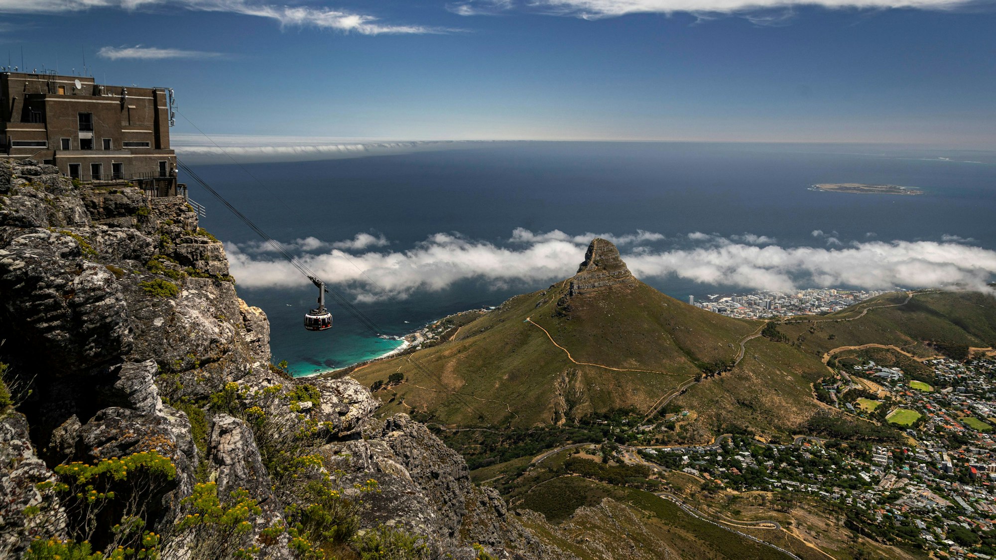 Blick vom Tafelberg auf Löwenkopf, Stadt und Seilbahn