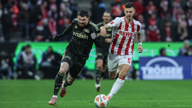 Tom Krauß im Zweikampf mit Oliver Burke.