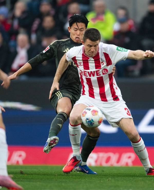 Dominique Heintz (r., 1. FC Köln) und Woo-yeong Jeong (1. FC Union Berlin) kämpfen um den Ball am 20. Dezember 2025.
