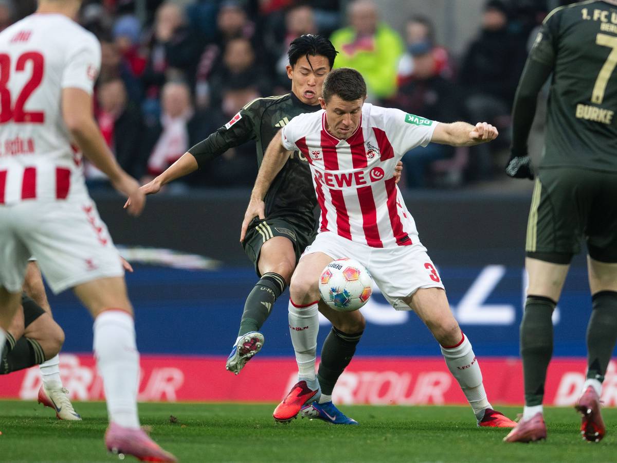 Dominique Heintz (r., 1. FC Köln) und Woo-yeong Jeong (1. FC Union Berlin) kämpfen um den Ball am 20. Dezember 2025.