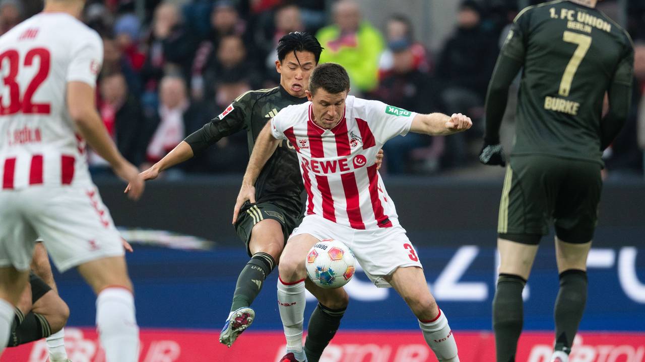 Dominique Heintz (r., 1. FC Köln) und Woo-yeong Jeong (1. FC Union Berlin) kämpfen um den Ball am 20. Dezember 2025.