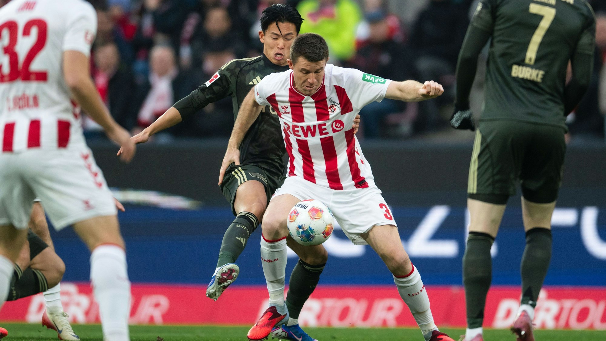 Dominique Heintz für den 1. FC Köln im Duell um den Ball.