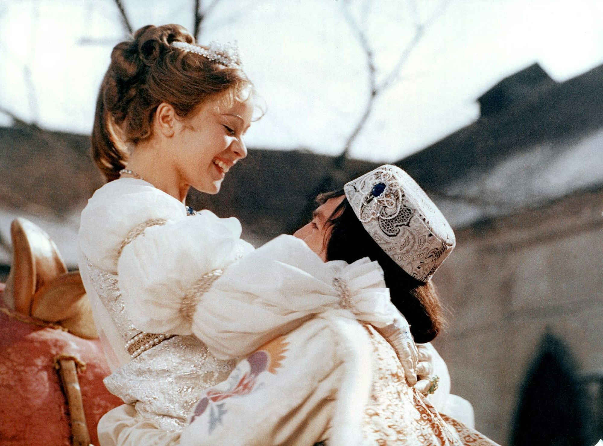 Der tschechische Märchenklassiker „Drei Haselnüsse für Aschenbrödel“ darf an Weihnachten nicht fehlen. (Bild: WDR/DRA)