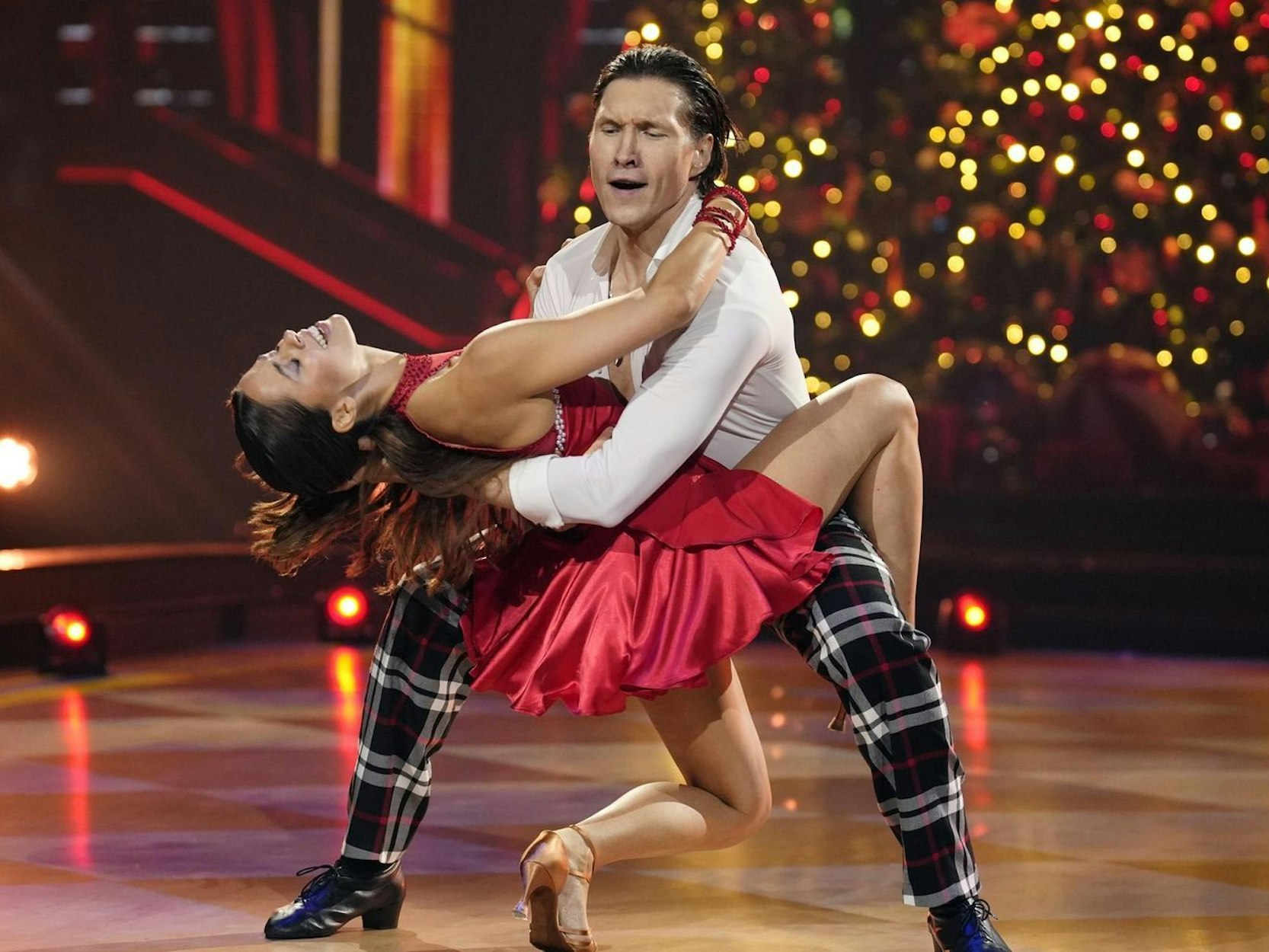 Was für ein Cha Cha Cha: Nach dem Tanz von Vaneassa Mai und Evgeny Vinokurov war die „Let's Dance“-Jury völlig aus dem Häuschen. Für den Sieg reichte es trotzdem nicht. (Bild: RTL / Stefan Gregorowius)