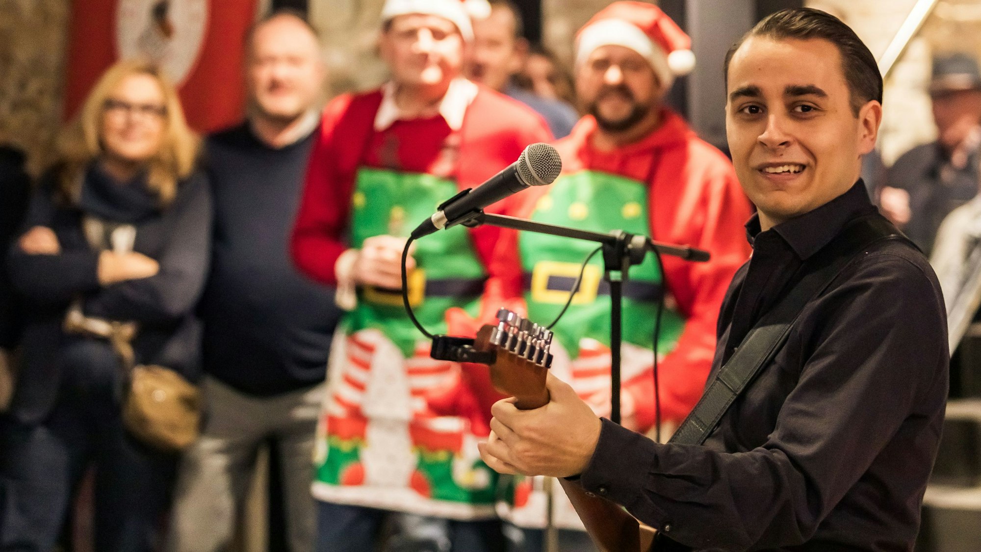 Stefan Dahm spielt mit der Gitarre und singt.
