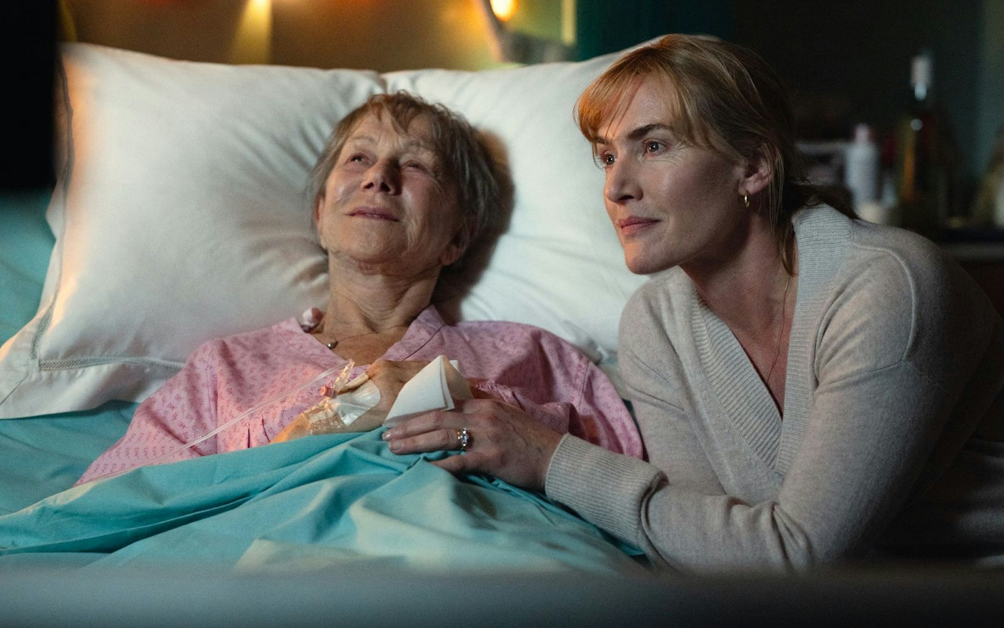 June (Helen Mirren) hat nicht mehr lange zu leben und versammelt ihre Familie um sich. Kate Winslet spielt Tochter Julia, produzierte den Film und führte auch erstmals Regie. (Bild: Kimberley French/Netflix)