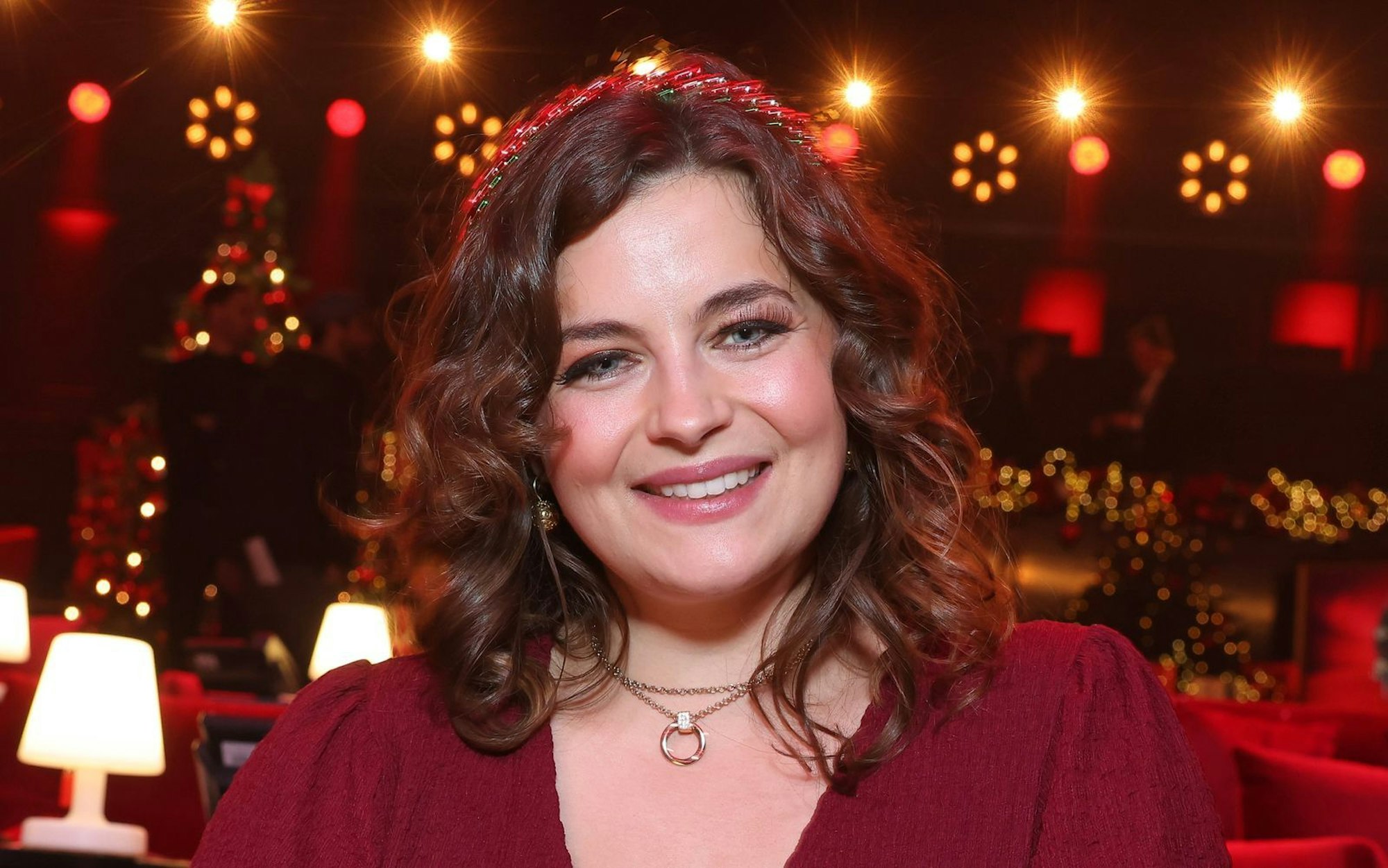 Ronja Forcher ist in der ZDF-Serie „Der Bergdoktor“ erwachsen geworden. „Es war durchaus oft sehr herausfordernd“, erzählt sie bei einem Blick hinter die Kulissen der Erfolgsshow. (Bild: 2025 Getty Images/Gerald Matzka)