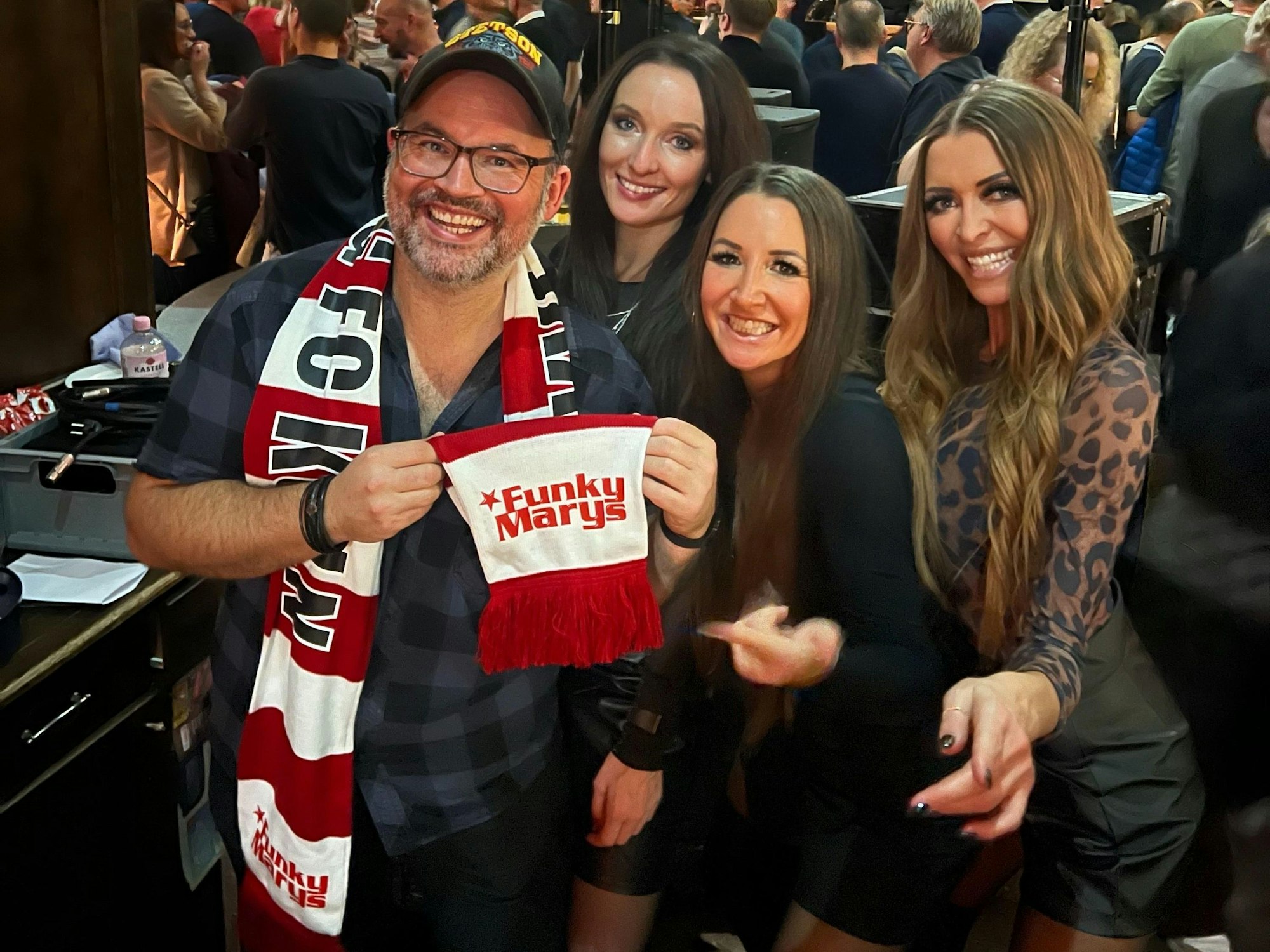 Björn Heuser zusammen mit den Funky Marys.