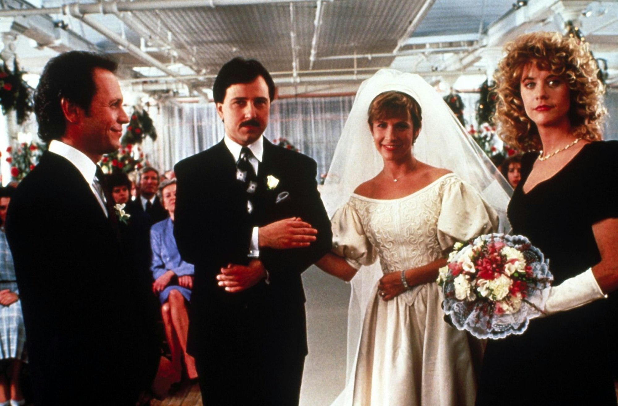 Harry (Billy Crystal, links) und Sally (Meg Ryan, rechts) sind bei der Hochzeit ihrer Freunde Jess (Bruno Kirby) und Marie (Carrie Fisher) Trauzeugen. (Bild: Castle Rock Entertainment)