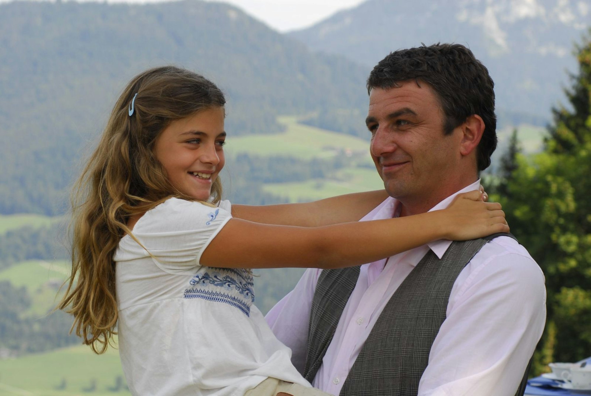 Seitdem sie neun Jahre alt ist, spielt Forcher zusammen mit Hans Sigl (Bild) in „Der Bergdoktor“. (Bild: ZDF / Hans Seidenabel)