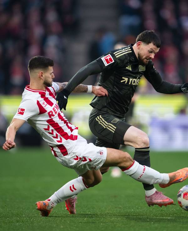 Tom Krauß (l.) und Oliver Burke im Zweikampf um den Ball.