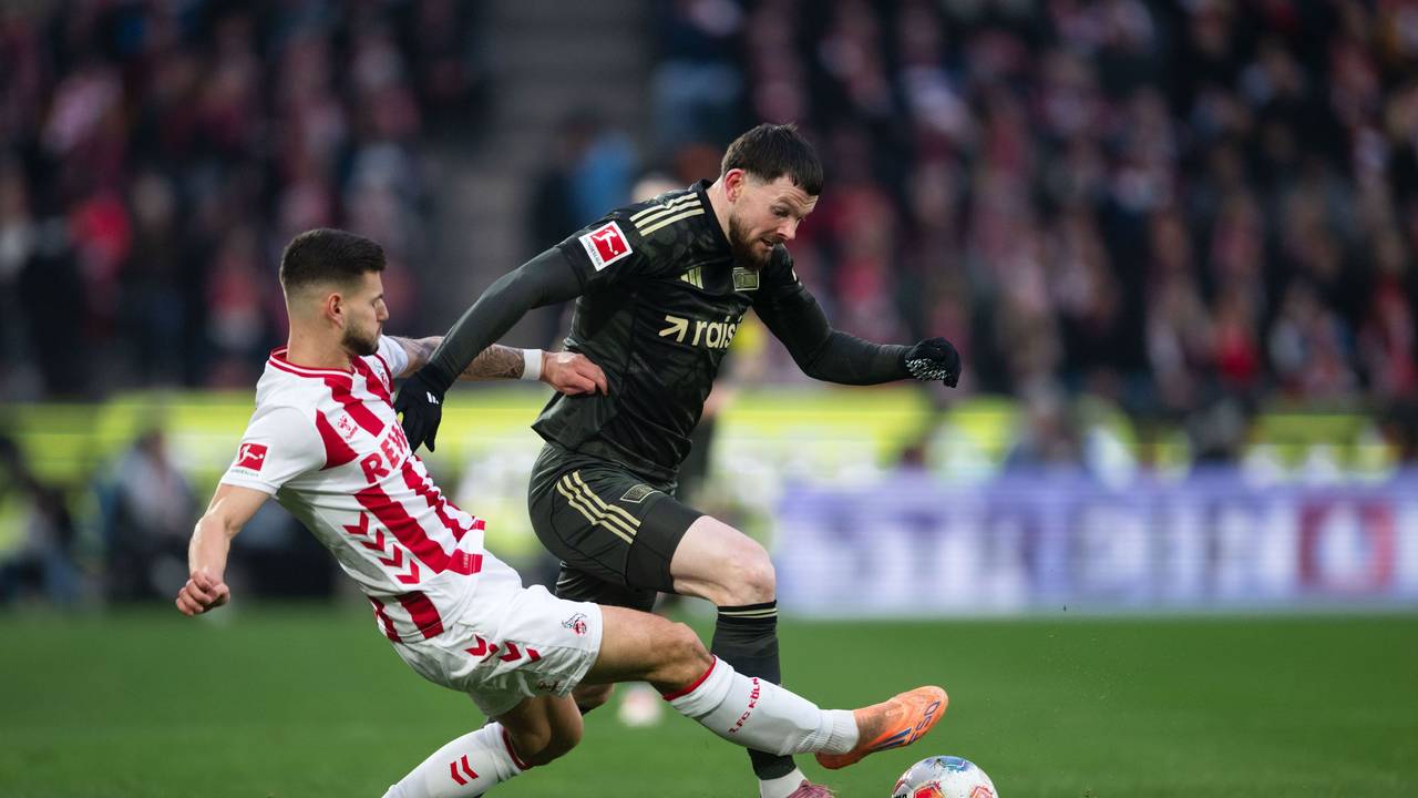 Tom Krauß (l.) und Oliver Burke im Zweikampf um den Ball.