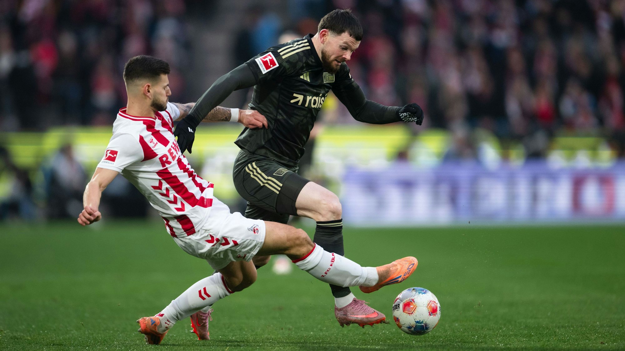 Tom Krauß (l.) und Oliver Burke im Zweikampf um den Ball.