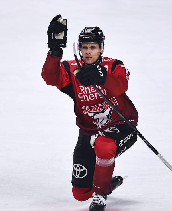 Dominik Bokk jubelt nach seinem Treffer gegen die Grizzlys Wolfsburg.