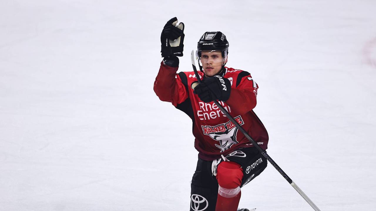 Dominik Bokk jubelt nach seinem Treffer gegen die Grizzlys Wolfsburg.