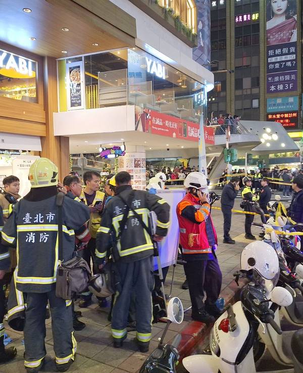 Rettungskräfte und Polizisten sind an einem Tatort im Geschäftsviertel von Taipeh im Einsatz.