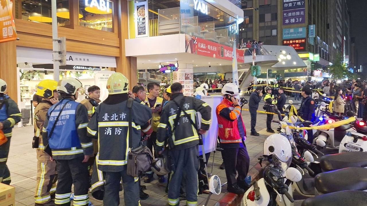 Rettungskräfte und Polizisten sind an einem Tatort im Geschäftsviertel von Taipeh im Einsatz.