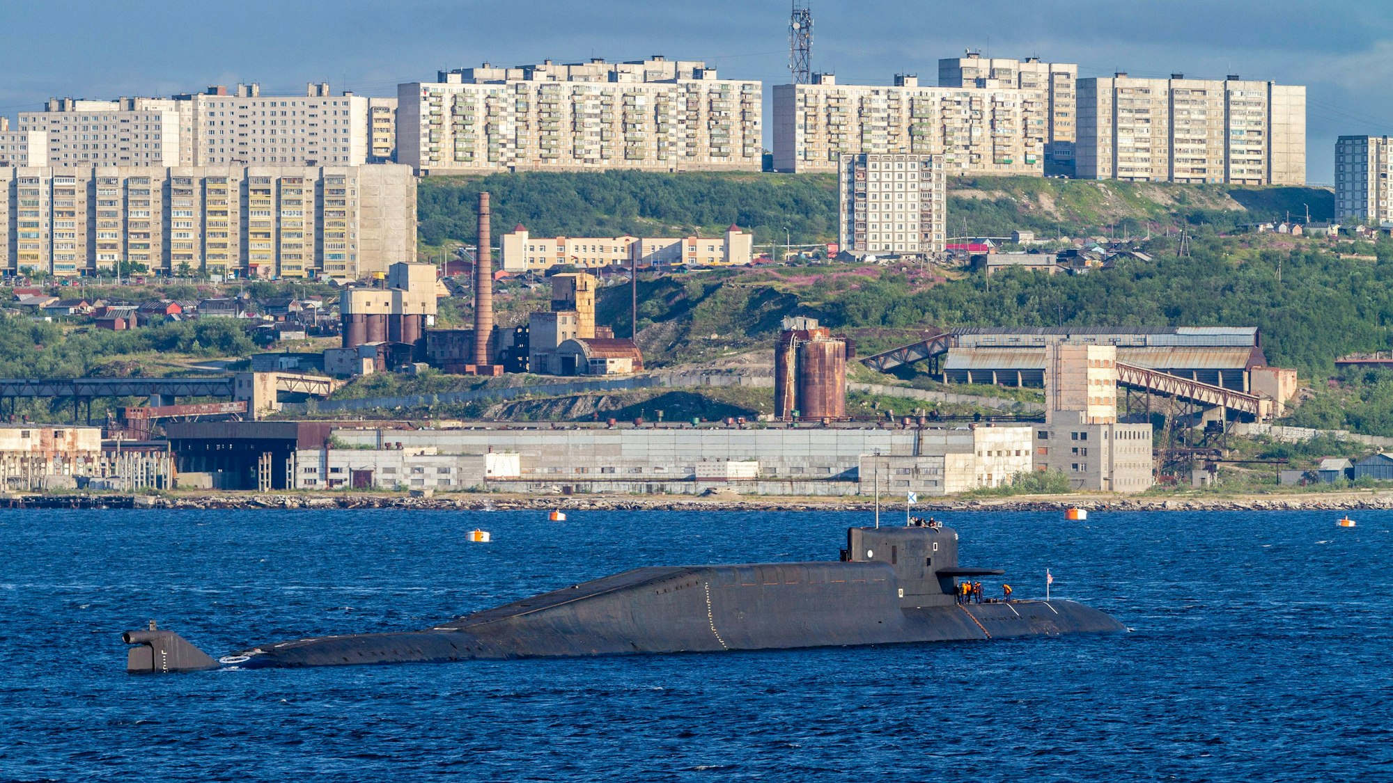 U-Boot in Murmansk mit Stadt- und Industriehintergrund
