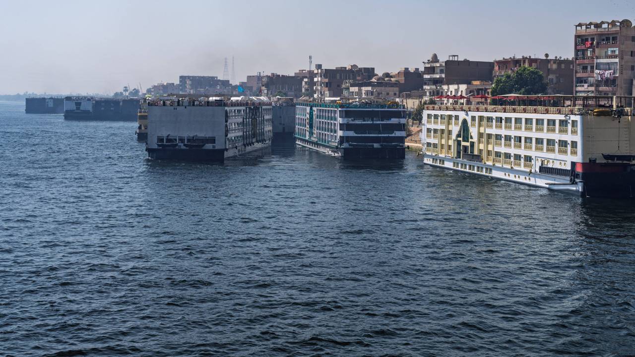 Mehrere Kreuzfahrtschiffe auf dem Nil.