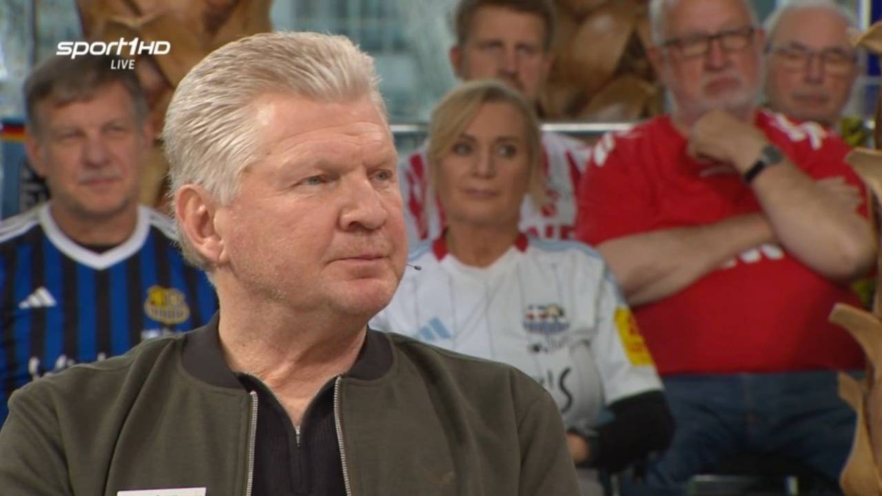 TV-Experte Stefan Effenberg sitzt in der Runde beim Sport1-Doppelpass.
