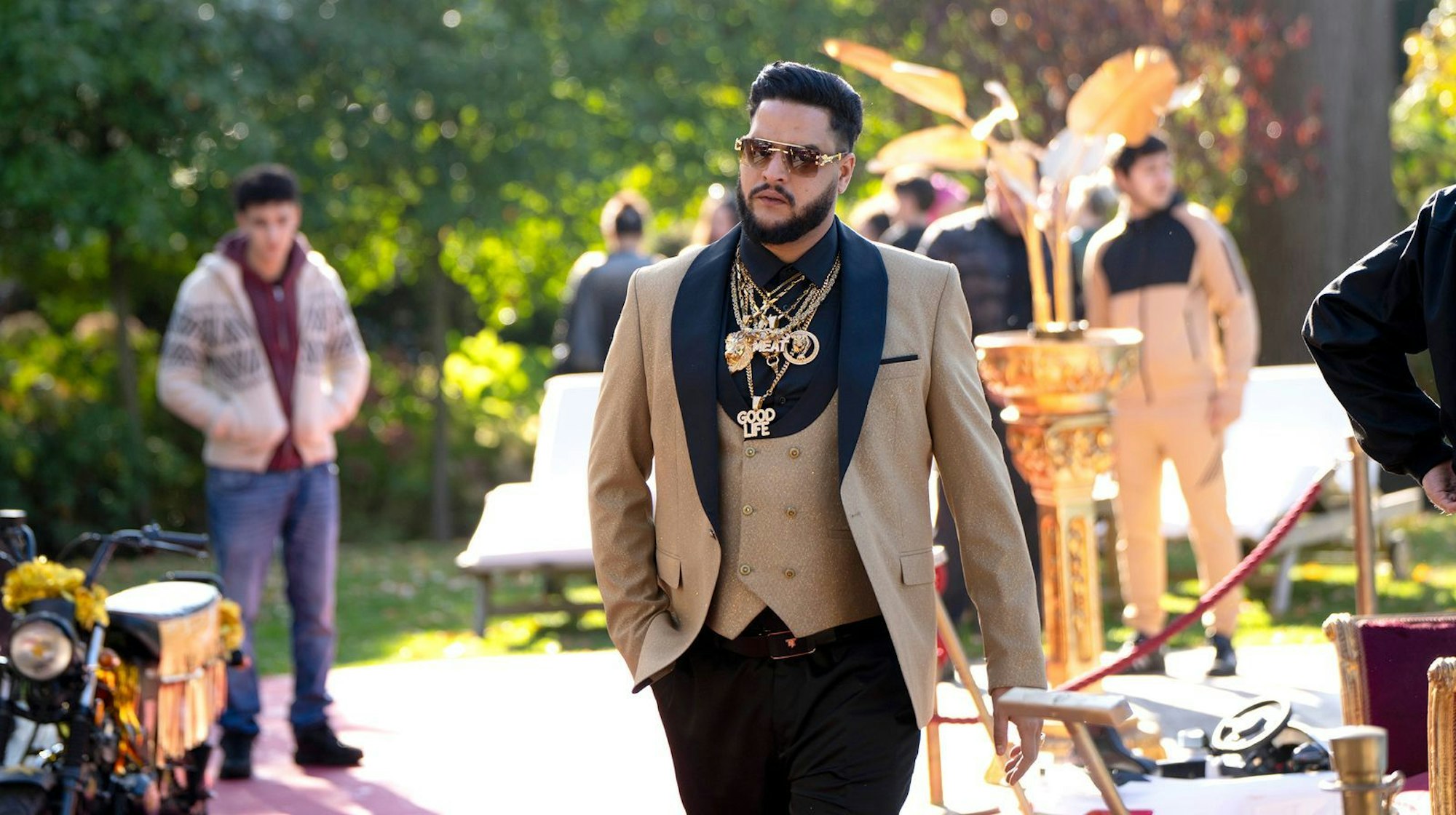 Karim Saidi (Yasin El Harrouk) zieht in Abwesenheit seines Vaters die Fäden im deutsch-niederländischen Drogengeschäft. (Bild: NDR/Georges Pauly)