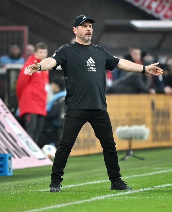Trainer Steffen Baumgart (Union Berlin) in bekannter Pose am 20. Dezember 2025 beim 1:0-Sieg in Köln.