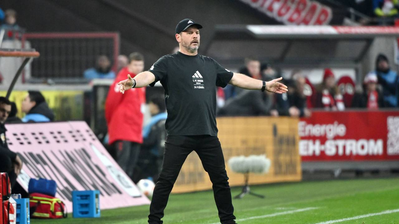 Trainer Steffen Baumgart (Union Berlin) in bekannter Pose am 20. Dezember 2025 beim 1:0-Sieg in Köln.