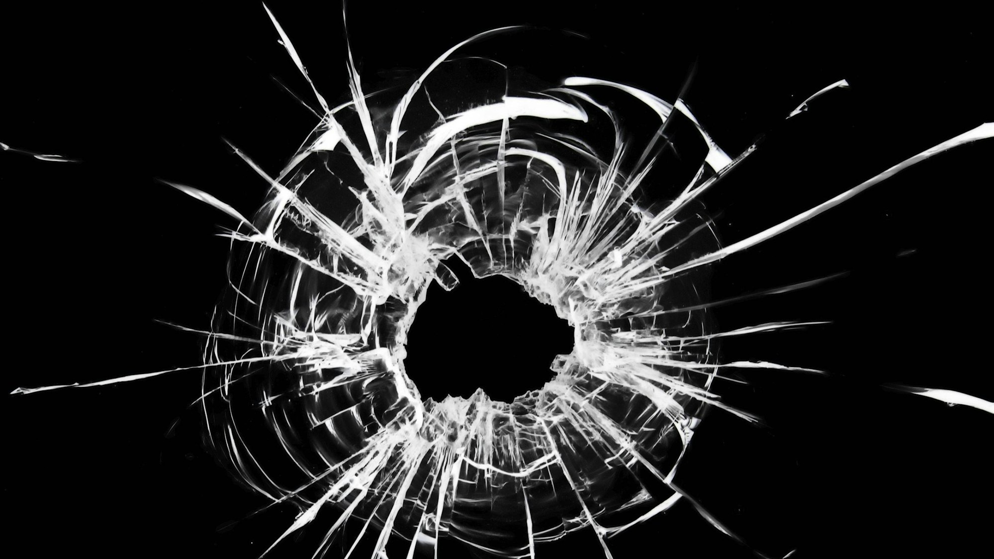 Zersplittertes Glas mit zentralem Einschussloch