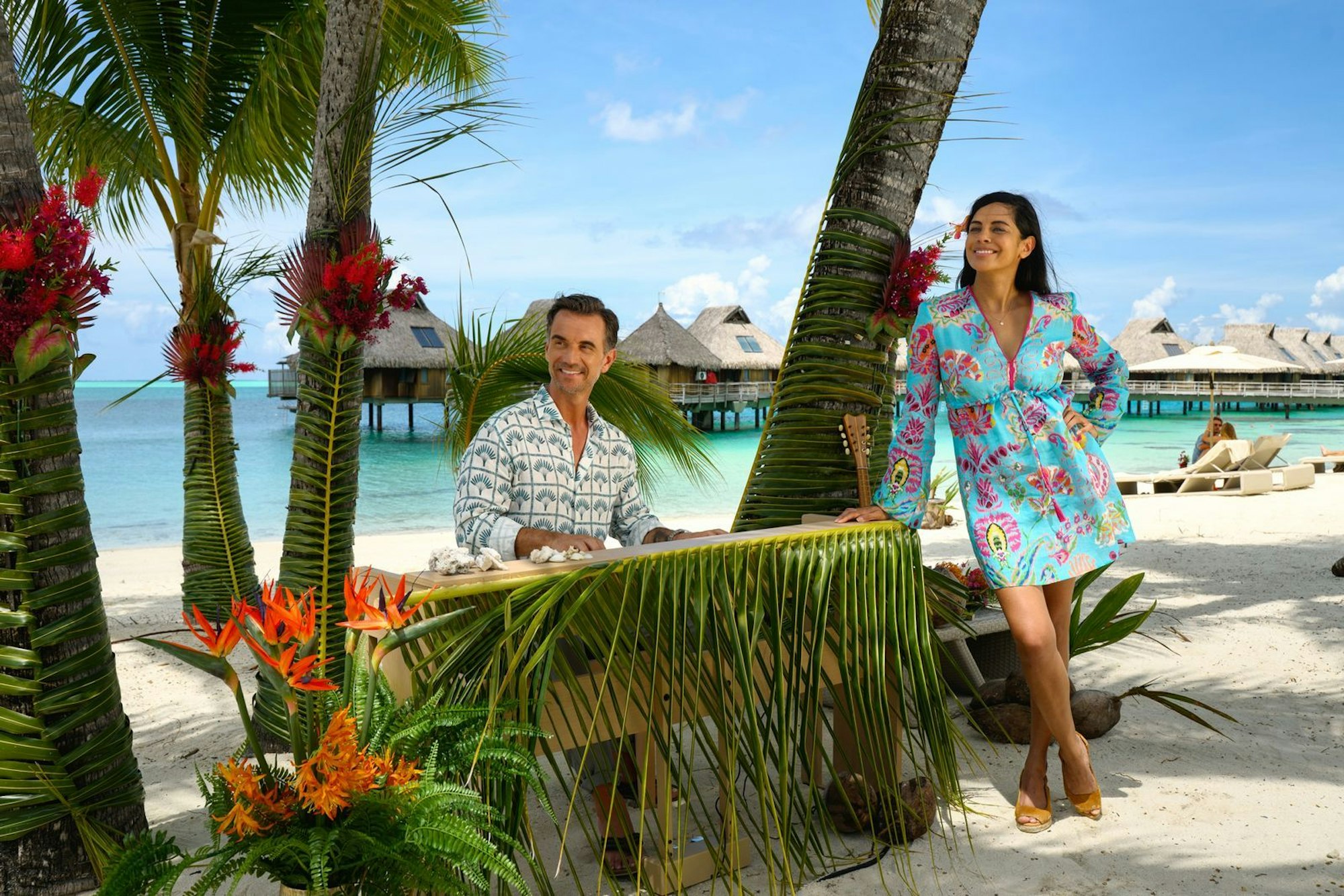 Dr. Jessica Delgado (Collien Fernandes) genießt mit ihrem Kapitän Max Parger (Florian Silbereisen) die sommerlichen Temperaturen. (Bild: ZDF/Dirk Bartling)