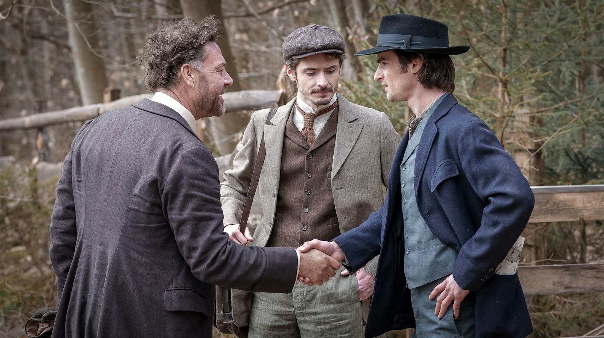 Aaron Hilmer (rechts) steht gemeinsam mit dem neuseeländische Schauspieler Marton Csokas (links) und Daniil Kremkin vor der Kamera. (Bild: NDR/Boris Laewen)