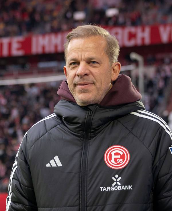 Trainer Markus Anfang kommt ins Stadion.