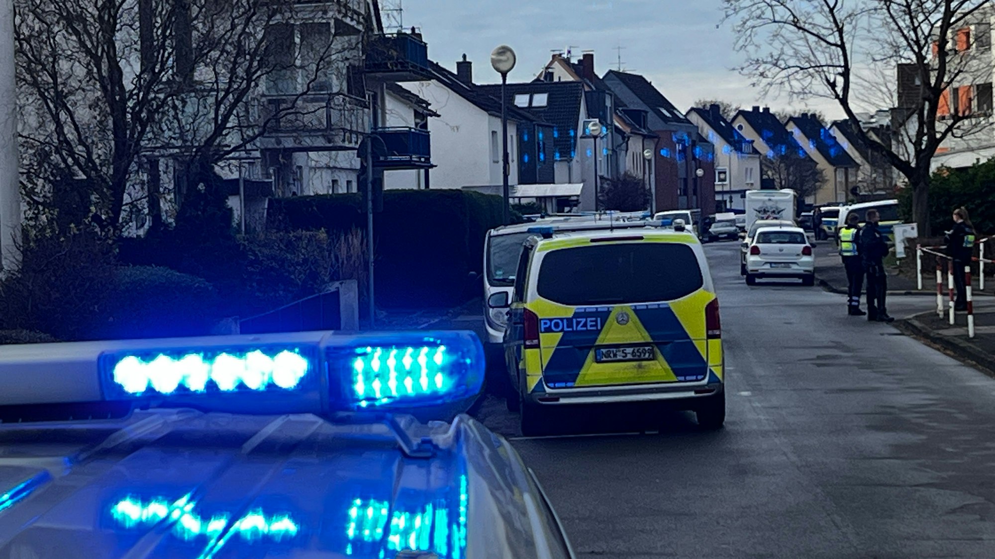 Mehrere Polizeifahrzeuge stehen in einer Straße.
