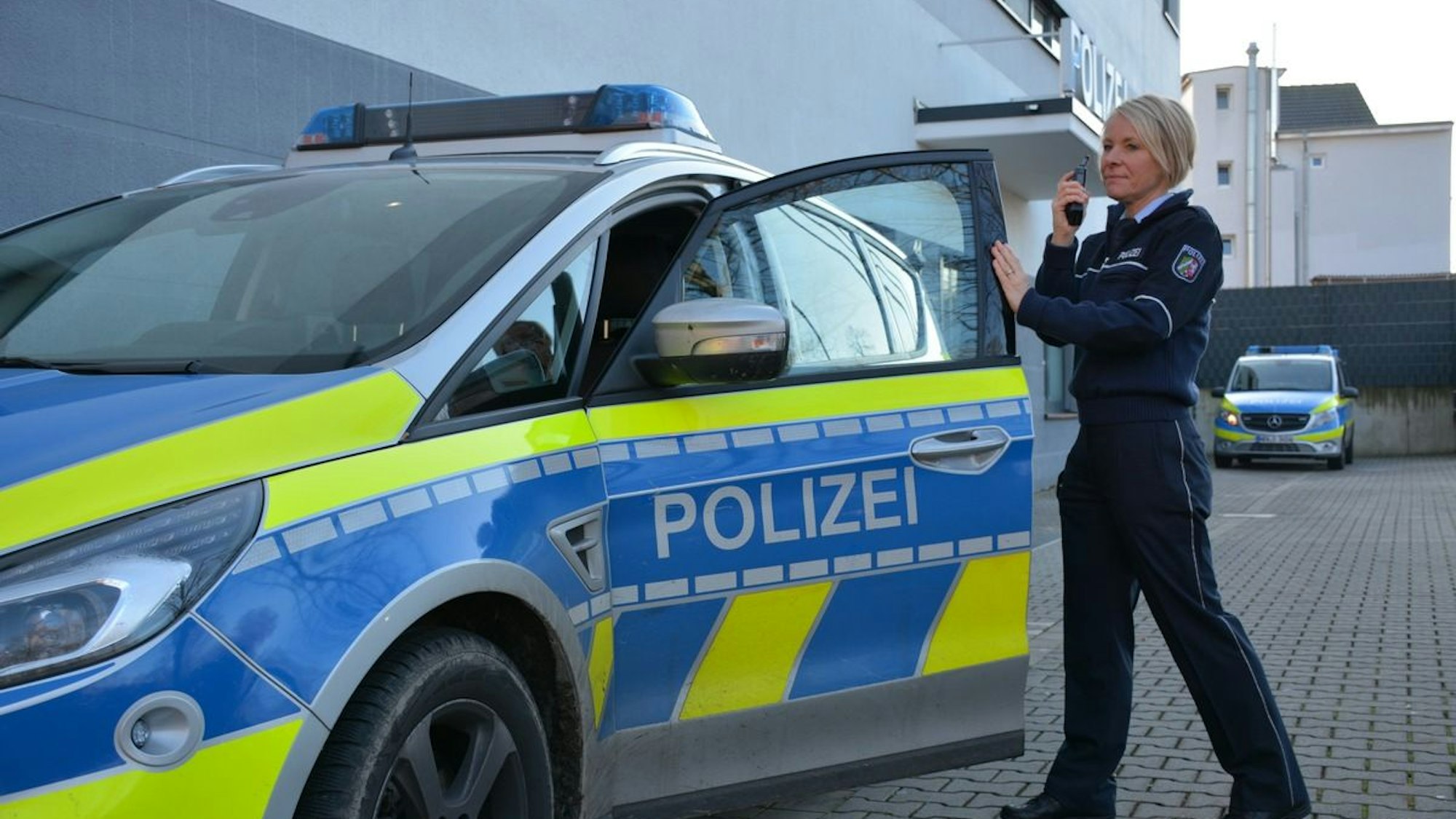 Fahndungsfotos von vier Jugendlichen in einer S-Bahn.