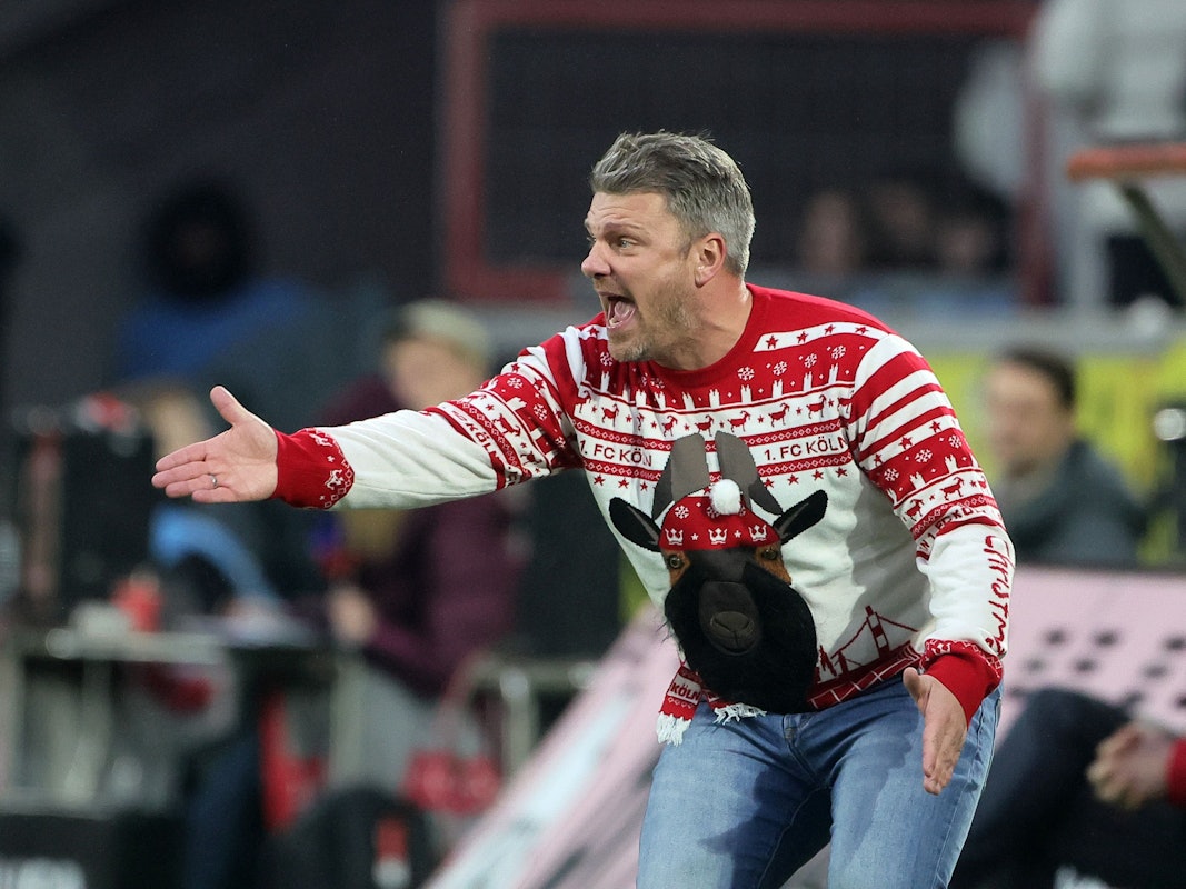 Trainer Lukas Kwasniok gibt seiner Mannschaft Anweisungen an der Seitenlinie.