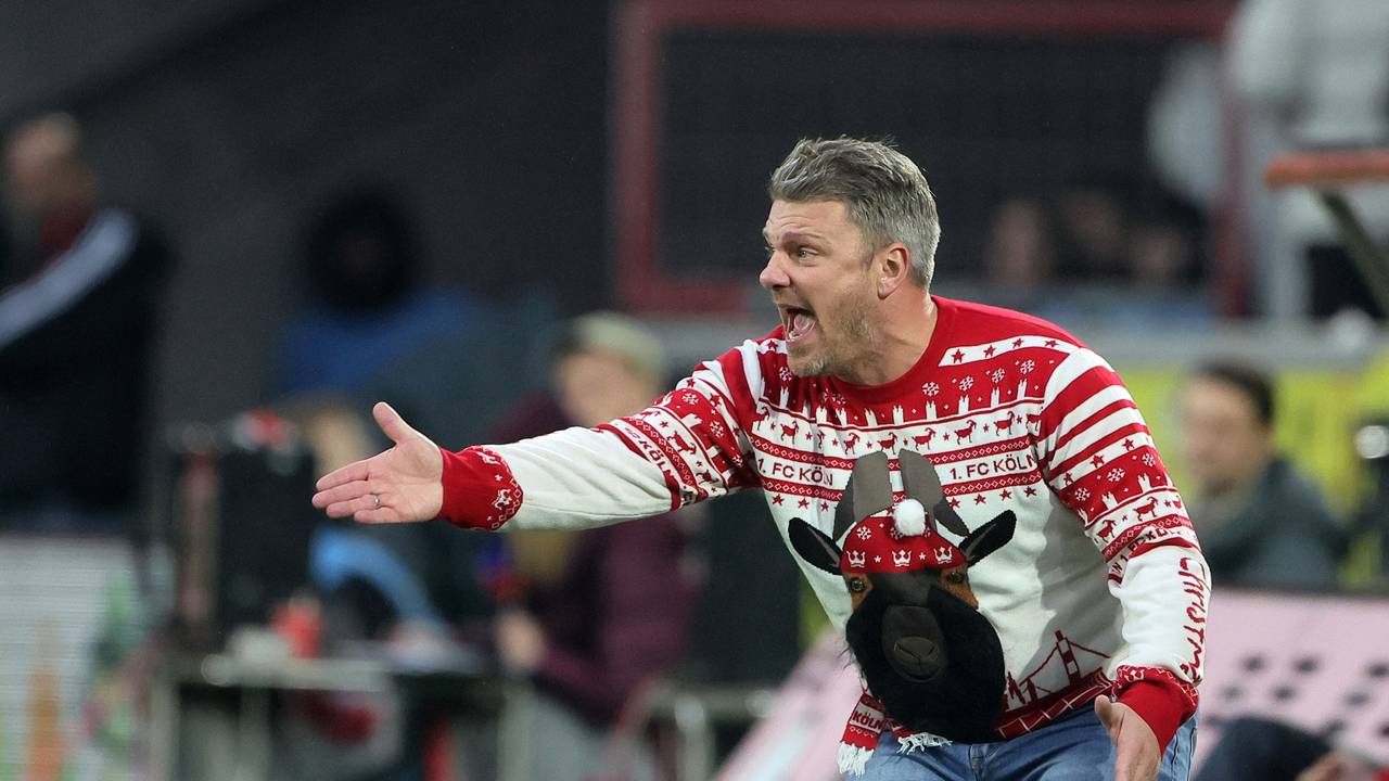 Trainer Lukas Kwasniok gibt seiner Mannschaft Anweisungen an der Seitenlinie.