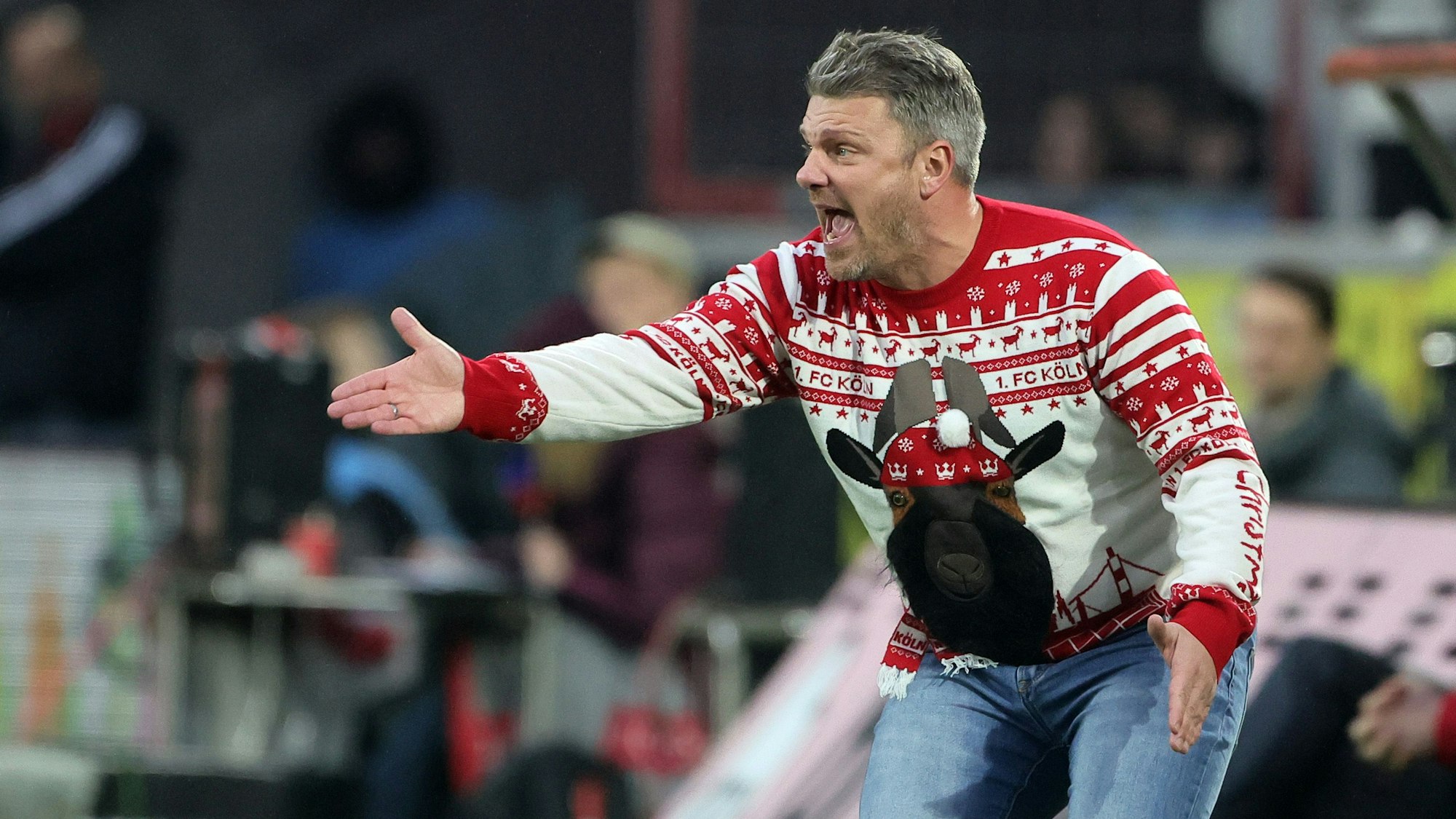 Trainer Lukas Kwasniok gibt seiner Mannschaft Anweisungen an der Seitenlinie.