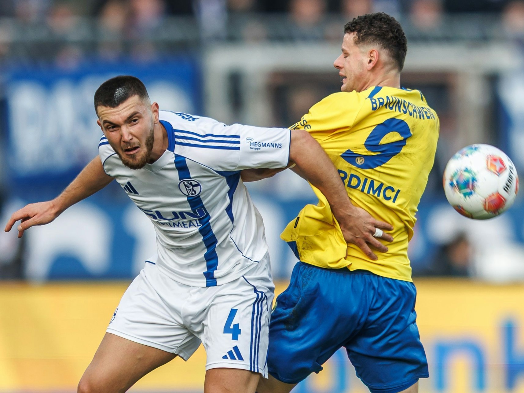 Hasan Kurucay (l.) kämpft mit Erencan Yardimci um den Ball.