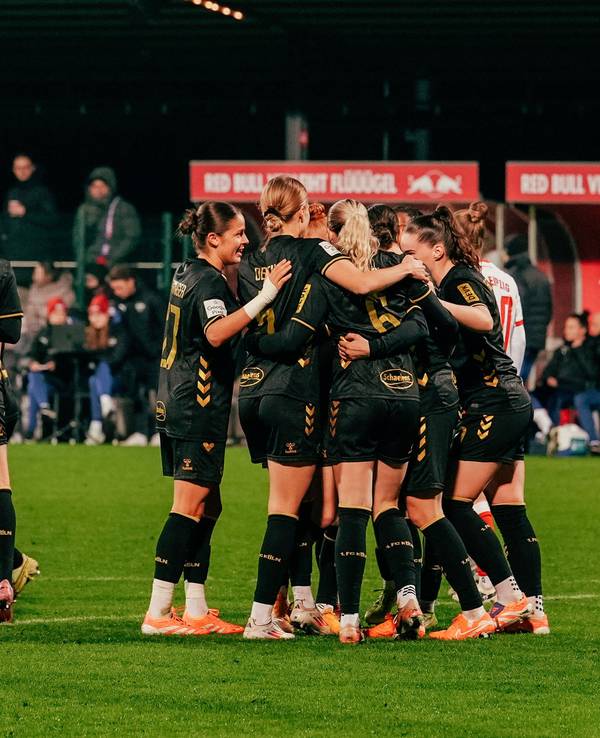 Die FC-Frauen jubeln über ein Tor.