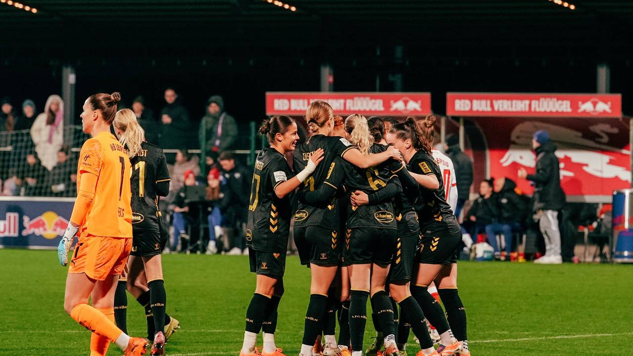 Die FC-Frauen jubeln über ein Tor.