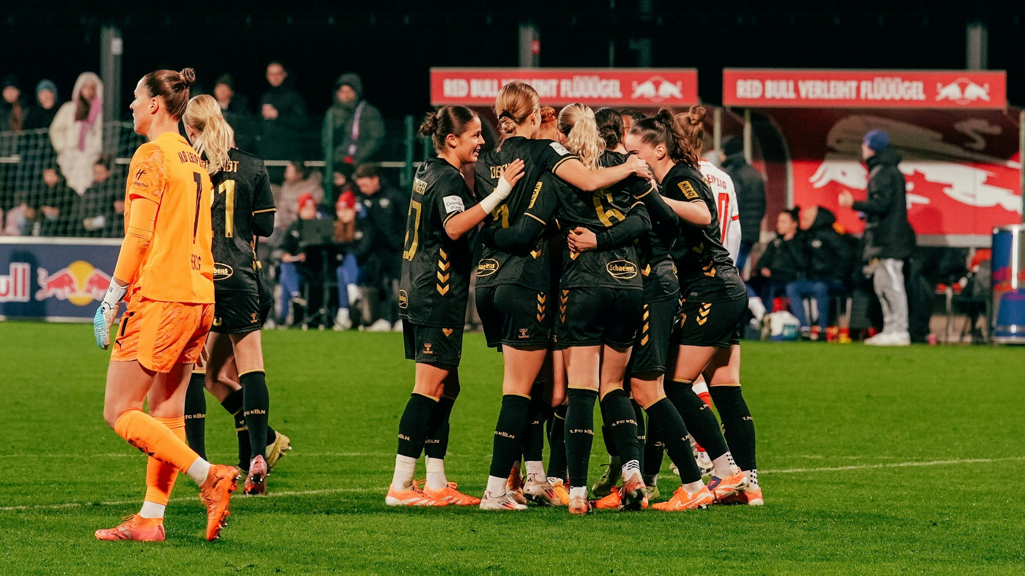 Die FC-Frauen jubeln über ein Tor.