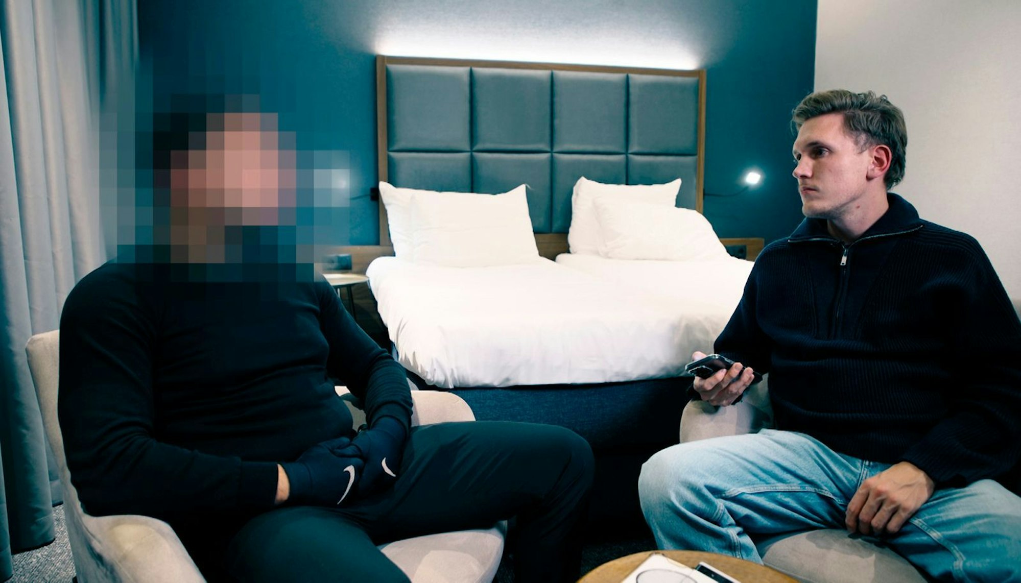 Filmemacher Mirco Seekamp (rechts) befragt einen sogenannten Mordmakler, der Kinder und Jugendliche für Straftaten rekrutiert. (Bild: NDR)